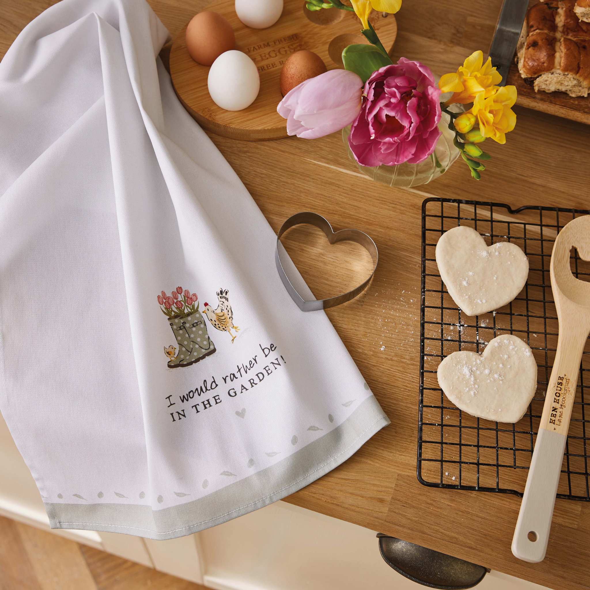 Tea Towel & Cookie Cutter Set Hen House Lane