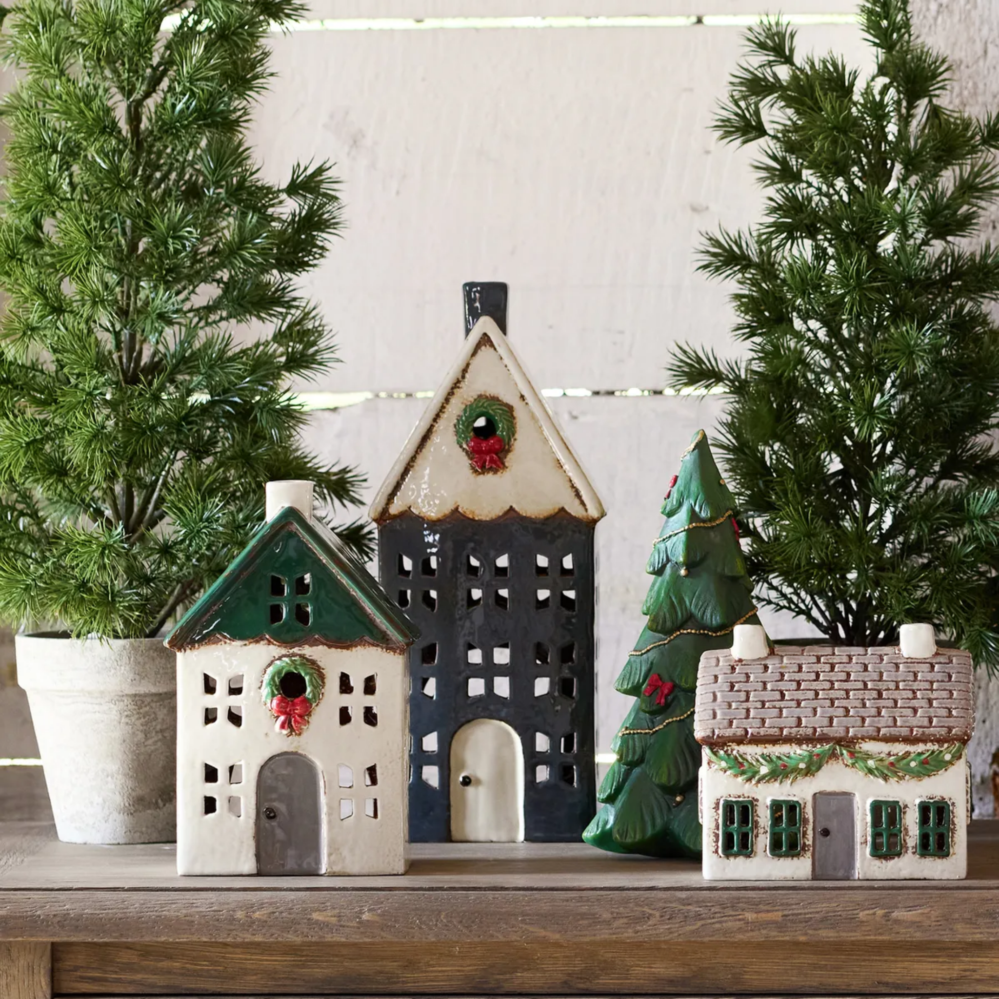 Christmas Tea Light House Green with Wreath Small