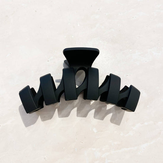 Brooke Wavy Matte Claw Clip Black