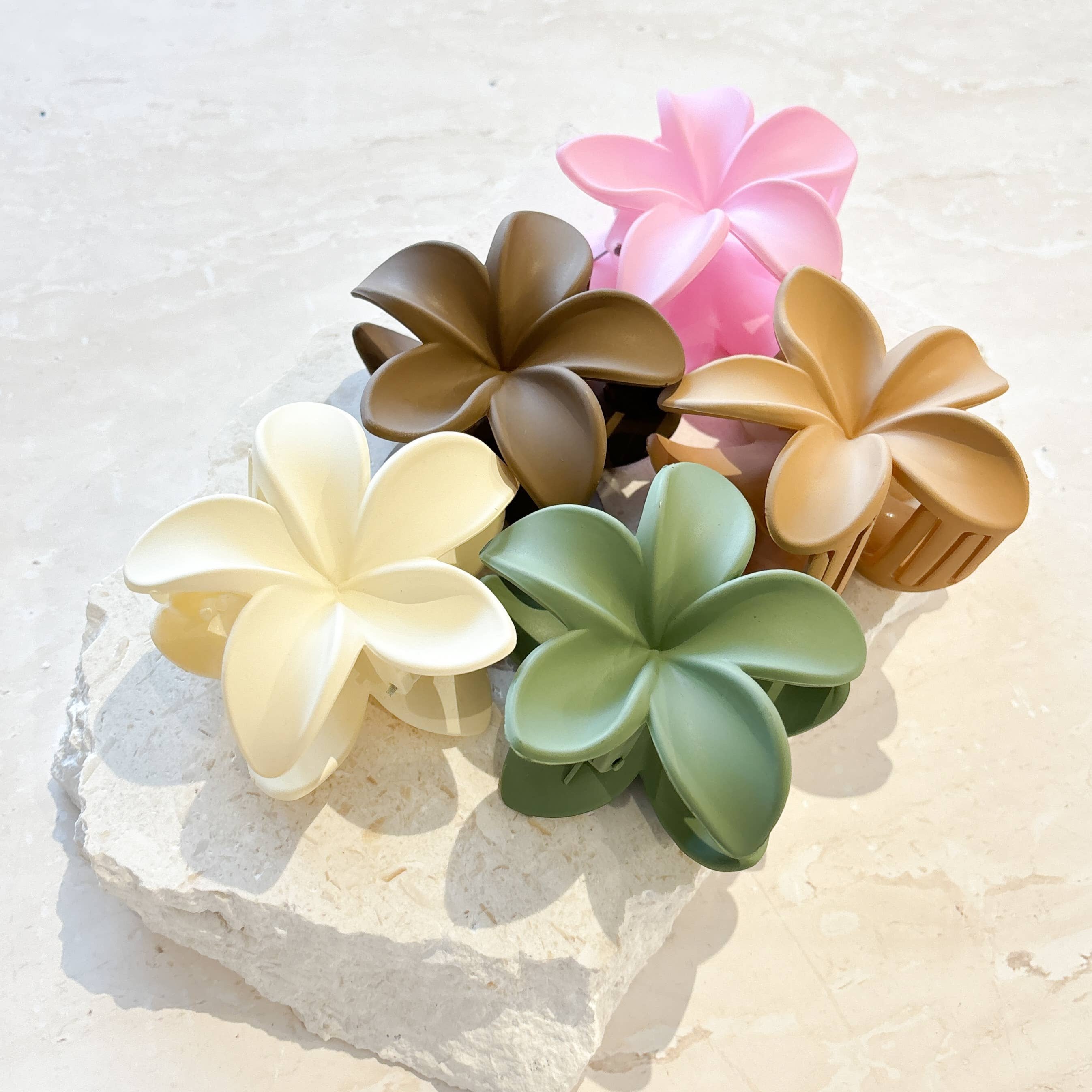 Hibiscus Matte Flower Claw Clip White