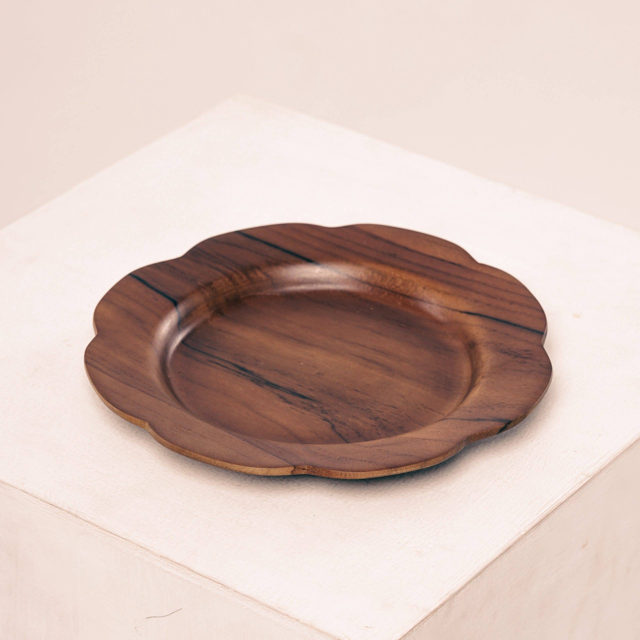 Wooden Scalloped Plate Medium