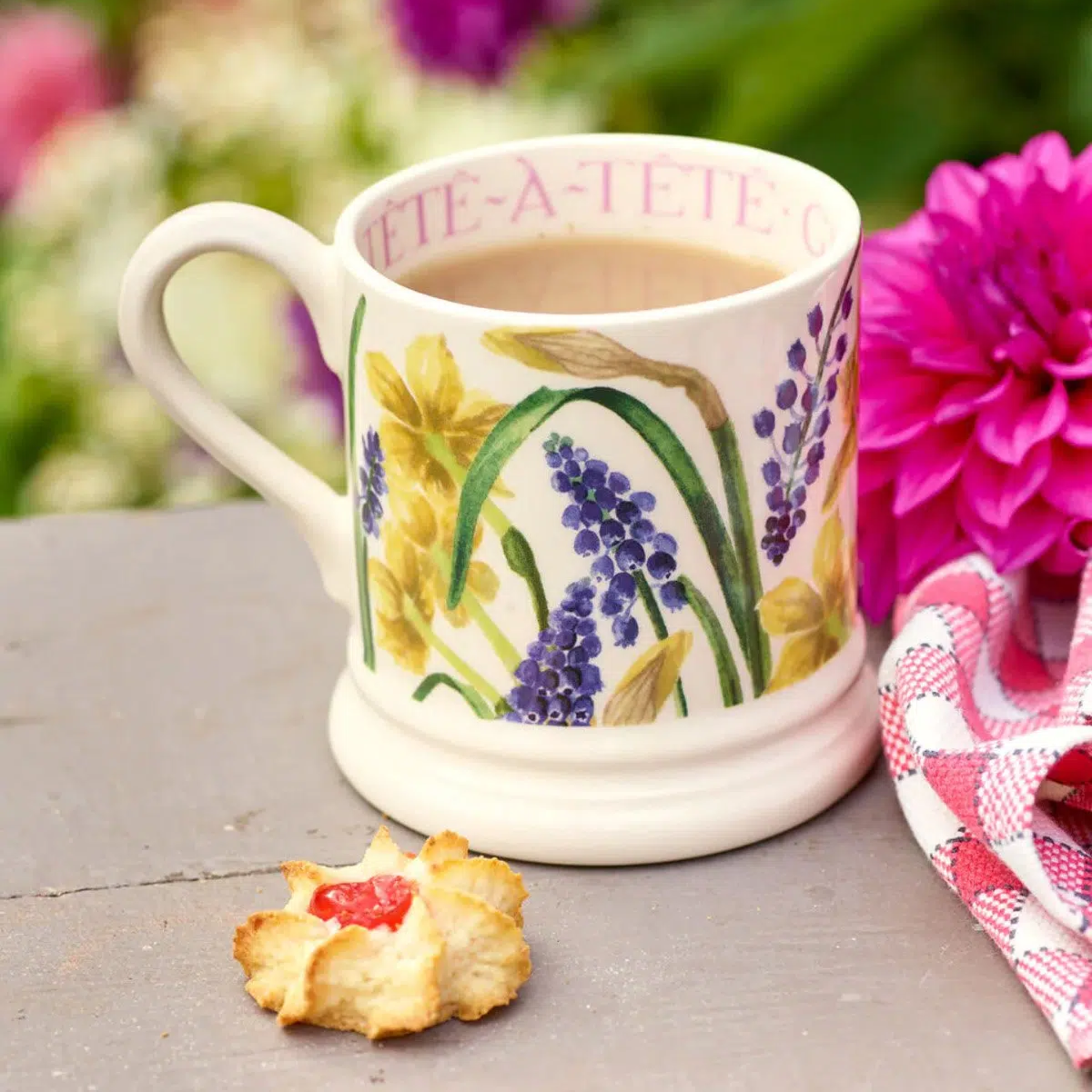 Flowers Tete-A-Tete & Grape Hyacinth 1/2 Pint Mug