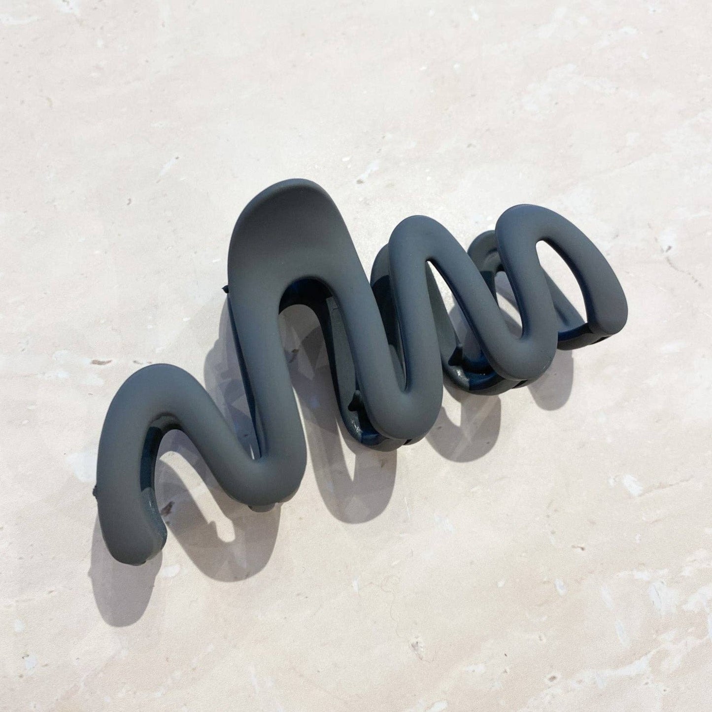 Lucielle Wavy Matte Claw Clip Grey