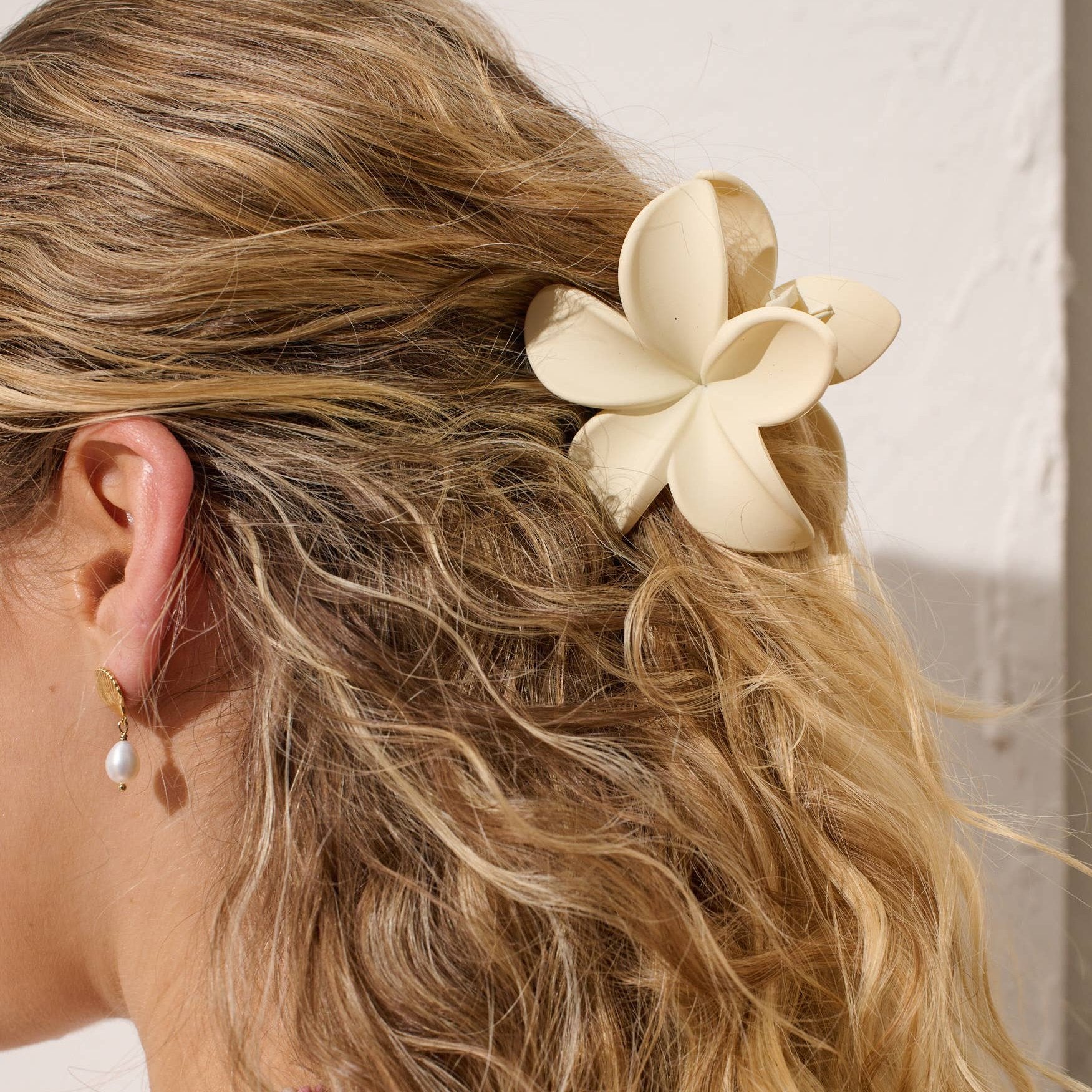 Hibiscus Matte Flower Claw Clip White