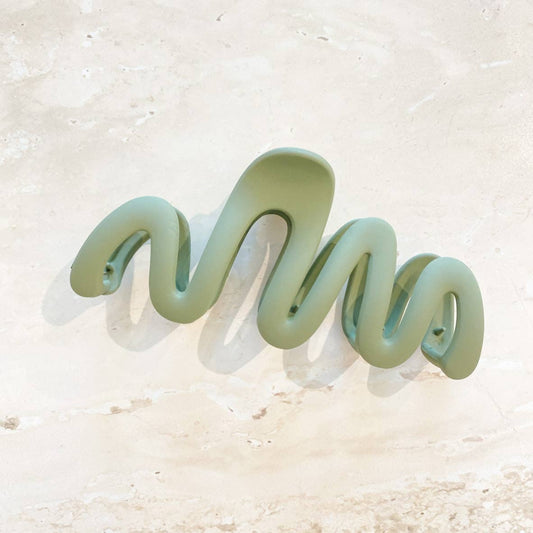 Lune Wavy Matte Claw Clip Green