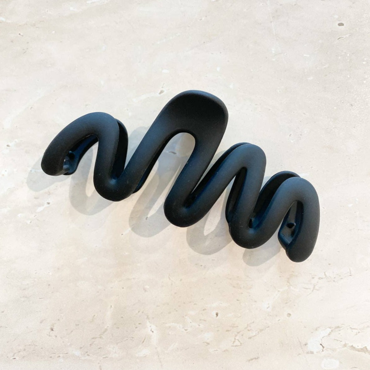 Lune Wavy Matte Claw Clip Black