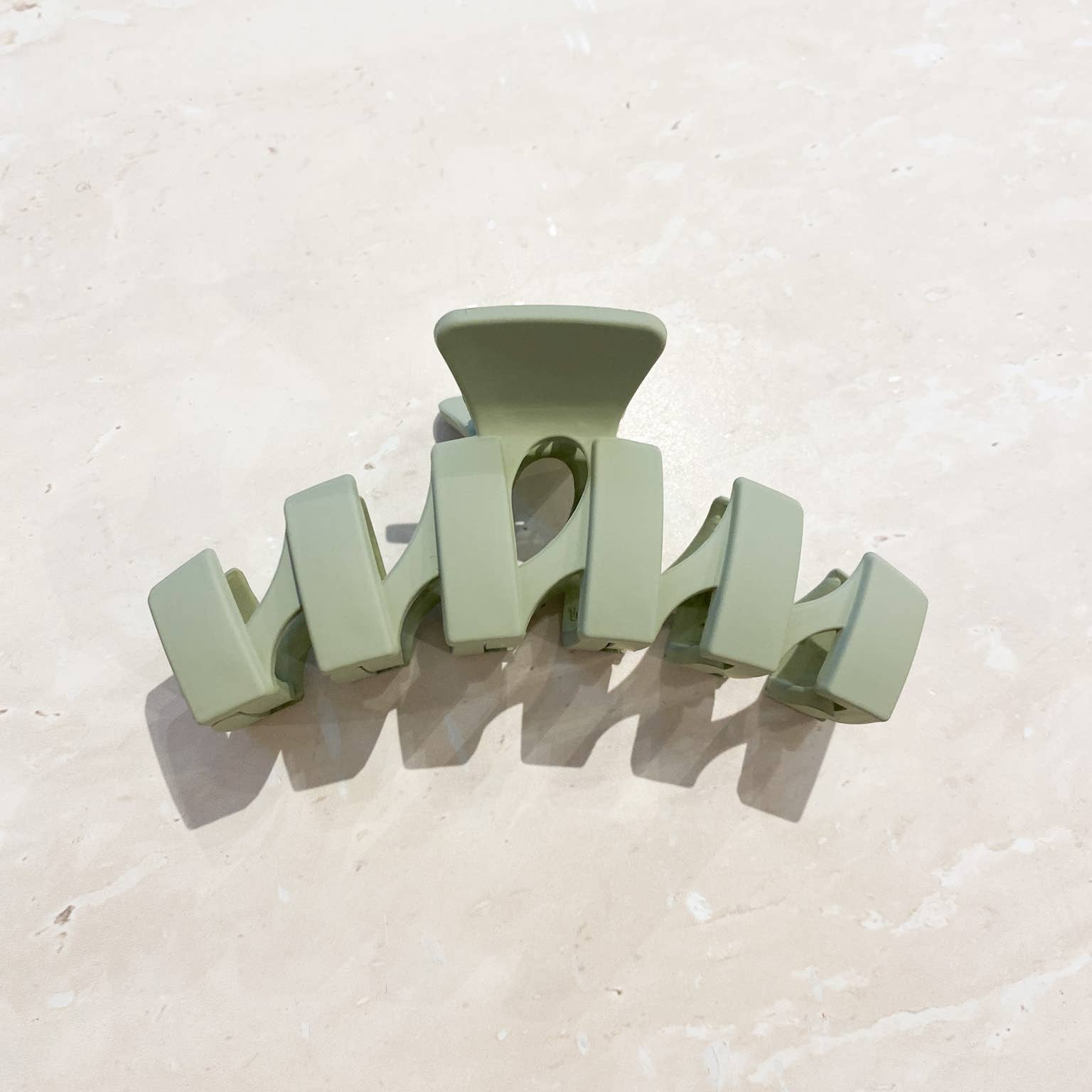 Brooke Wavy Matte Claw Clip Green