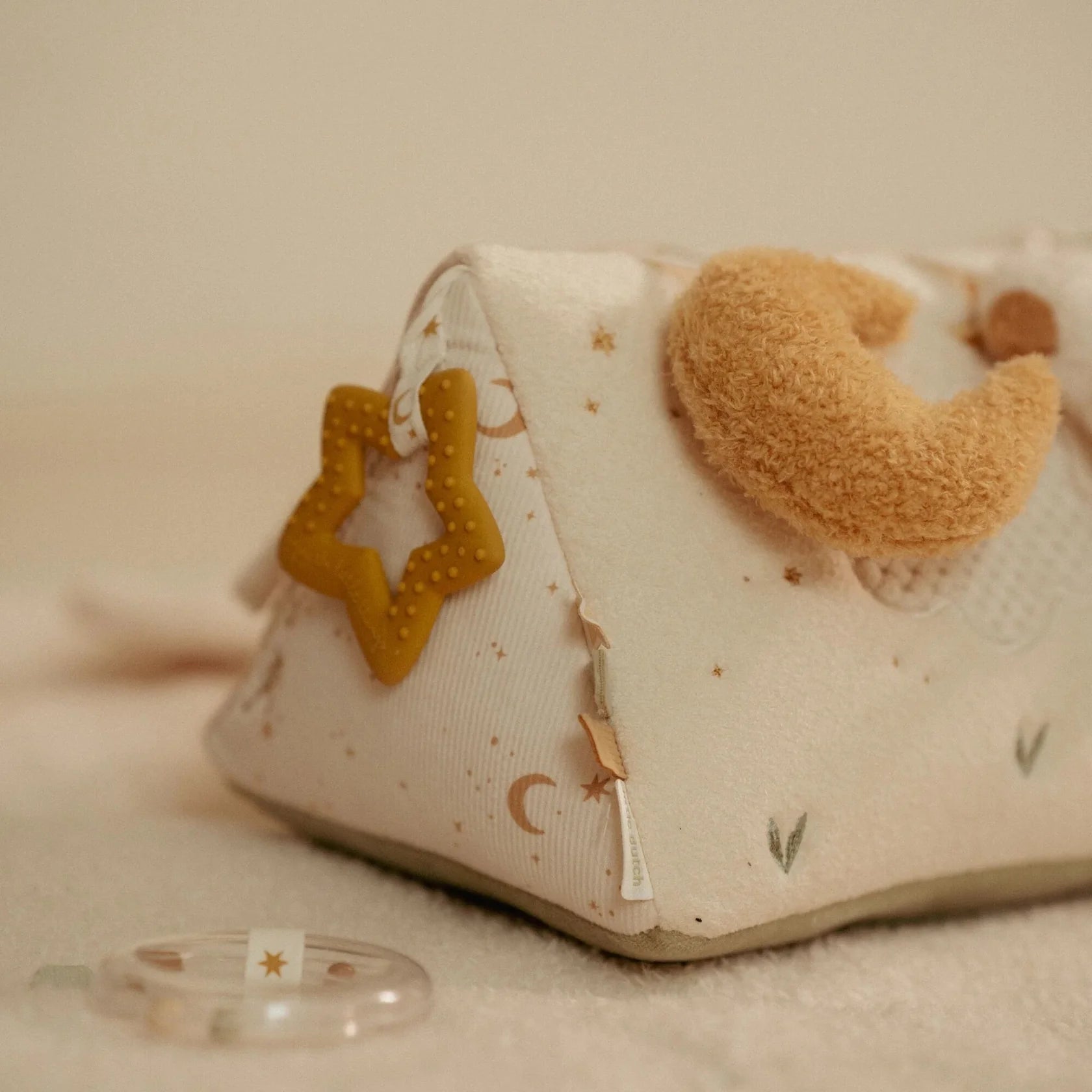 LD8423-NewbornNaturalsActivityTriangle-3.webp