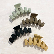 Brooke Wavy Matte Claw Clip Black