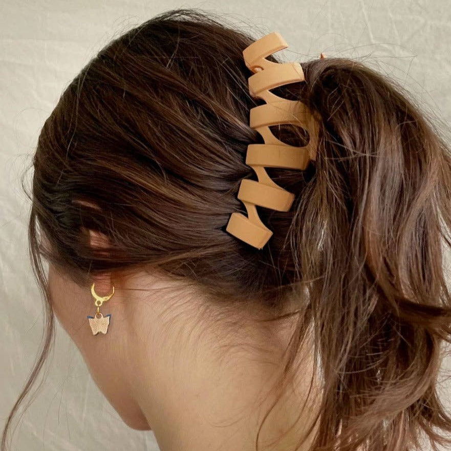 Brooke Wavy Matte Claw Clip Brown