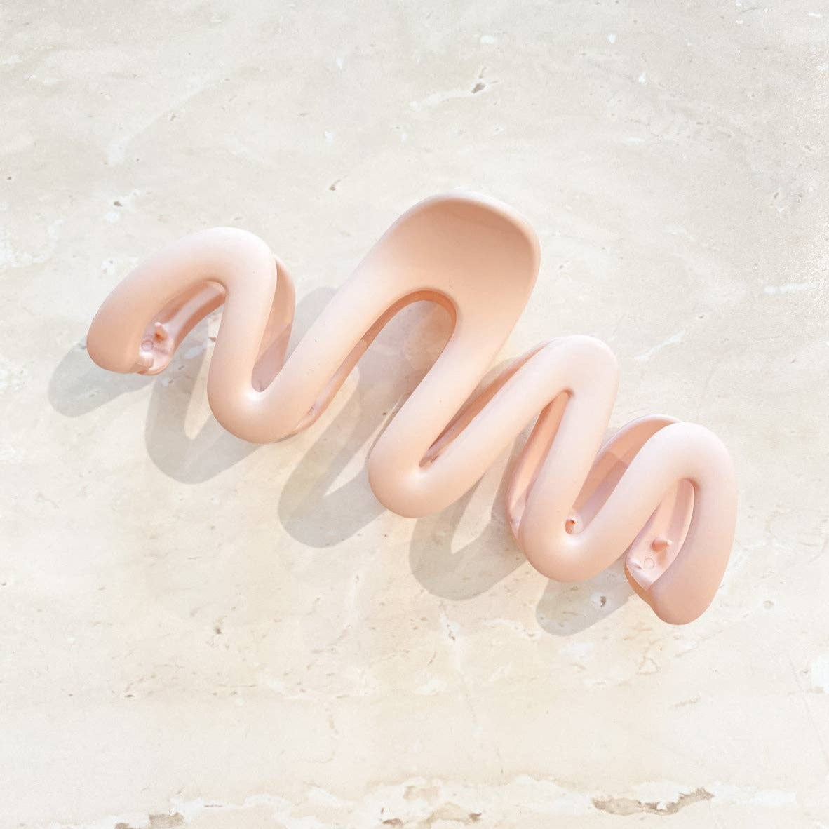 Lune Wavy Matte Claw Clip Pink